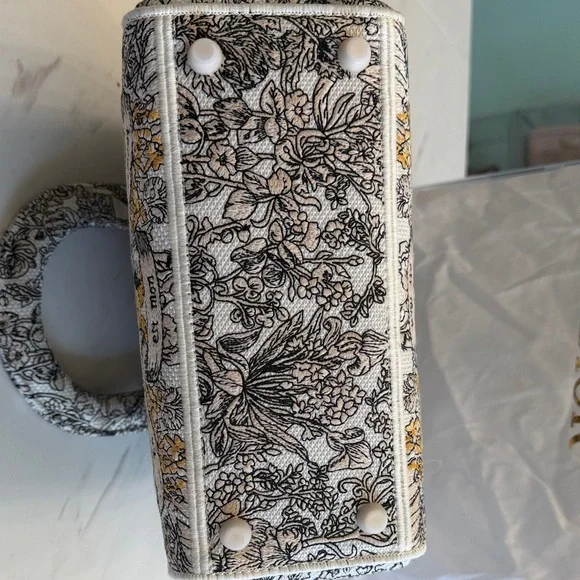 Christian Dior Cream & Gold Embroidered Lady Dior Tote - Picture 11 of 17